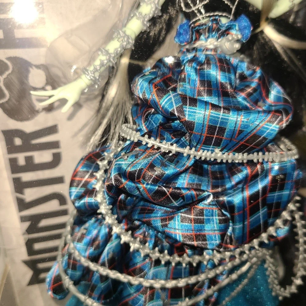 New Monster High Frankie Stein Doll HRL66 with Original Sculpt Stitched in Style